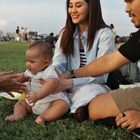 Kehadiran baby Arash yang semakin lucu dan imut juga tak kalah mencuri atensi. Sebentar lagi akan berusia 6 bulan, baby Arash terlihat menggemaskan dengan tubuhnya yang gempal. Foto: Instagram/@aaliyah.massaid