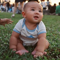 Terlihat baby Arash ikut menikmati liburannya dengan berpiknik di atas rumput bersama mama dan papa. Duduk langsung di atas rumput, baby Arash tampak nyaman sambil mengasah kemampuan sensoriknya. Foto: Instagram/@aaliyah.massaid