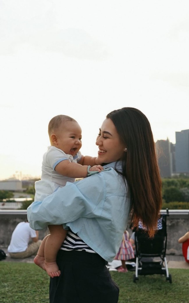 Walaupun masih kecil namun tampaknya baby Arash sudah ikut memiliki banyak penggemar. Lucu bgt si arasha MashaAllah, tulis salah satu komentar. Bayi artis paling lucu saat ini, komentar lain. Foto: Instagram/@aaliyah.massaid