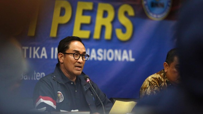 Petugas Badan Narkotika Nasional (BNN) menunjukan foto buronan internasional asal Indonesia Dewi Astutik alias Mami alias Dinda (tengah) setibanya dari Kamboja di Bandara Soekarno Hatta, Tangerang, Banten, Selasa (2/12/2025). Dewi Astutik alias Mami alias Dinda merupakan aktor intelektual penyelundupan dua ton sabu senilai Rp5 triliun ke Indonesia yang merupakan jaringan Golden Triangle yang digagalkan pada Mei 2025 dan berhasil ditangkap BNN bersama Kepolisian Kamboja, KBRI Phnom Penh, Atase Pertahanan RI di Kamboja, serta Badan Intelijen Strategis (BAIS) TNI di Sihanoukville, Kamboja pada Senin (1/12). ANTARA FOTO/Saipul