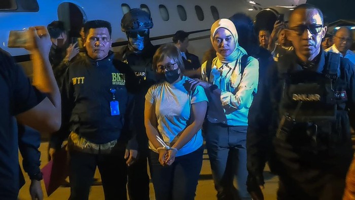 Petugas Badan Narkotika Nasional (BNN) menunjukan foto buronan internasional asal Indonesia Dewi Astutik alias Mami alias Dinda (tengah) setibanya dari Kamboja di Bandara Soekarno Hatta, Tangerang, Banten, Selasa (2/12/2025). Dewi Astutik alias Mami alias Dinda merupakan aktor intelektual penyelundupan dua ton sabu senilai Rp5 triliun ke Indonesia yang merupakan jaringan Golden Triangle yang digagalkan pada Mei 2025 dan berhasil ditangkap BNN bersama Kepolisian Kamboja, KBRI Phnom Penh, Atase Pertahanan RI di Kamboja, serta Badan Intelijen Strategis (BAIS) TNI di Sihanoukville, Kamboja pada Senin (1/12). ANTARA FOTO/Saipul