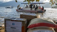 Sejumlah perahu bantuan bergerak melintasi Danau Singkarak membawa kebutuhan pokok bagi warga terdampak banjir bandang dan longsor. Foto: ANTARA FOTO/Wawan Kurniawan