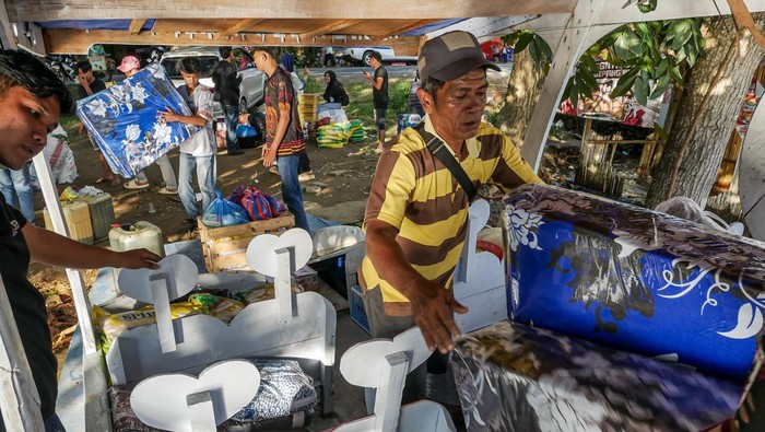 Relawan mengangkut bantuan logistik ke atas perahu untuk di salurkan kepada korban yang terisolir akibat banjir bandang dan tanah longsor di Batu Taba, Kabupaten Tanah Datar, Sumatera Barat, Senin (1/12/2025). Pengiriman bantuan logistic melalui Danau Singkarak menjadi satu-satunya akses transportasi menuju Nagari Malalo, Batipuh Selatan, Tanah Datar, dikarenakan akses jalan menuju daerah tersebut terputus akibat banjir bandang dan tanah longsor di daerah itu.  ANTARA FOTO/Wawan Kurniawan/Lmo/YU