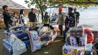Pengiriman bantuan logistik melalui Danau Singkarak menjadi satu-satunya akses transportasi menuju Nagari Malalo, Batipuh Selatan, Tanah Datar, dikarenakan akses jalan menuju daerah tersebut terputus akibat banjir bandang dan tanah longsor di daerah itu. Foto: ANTARA FOTO/Wawan Kurniawan