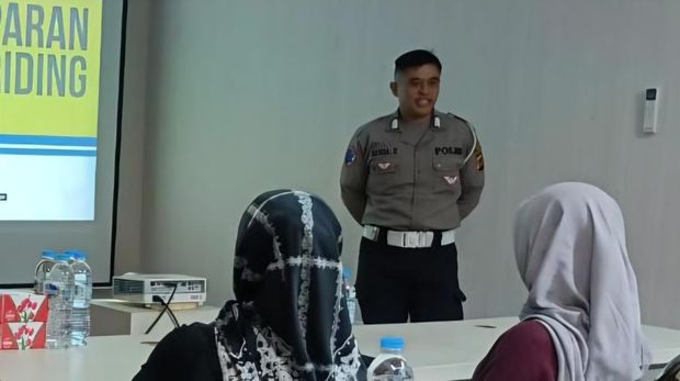 Aksi polantas yang mengangkat ban motor pemotor ngeyel maksa melawan arah viral di medsos. Peristiwa itu terjadi jalur satu arah belakang Pasar Cibinong, Bogor. (dok Istimewa)