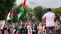 Orasi dan seruan pembelaan terhadap rakyat Palestina terus berkumandang di sepanjang jalannya aksi.