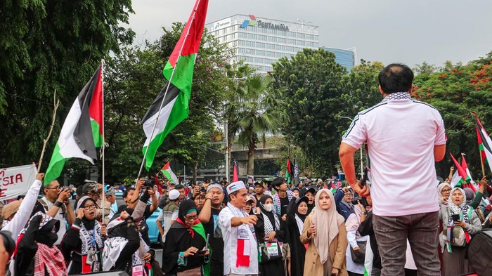 Dukungan untuk Palestina kembali menggema di Jakarta. Ratusan pengunjuk rasa dari berbagai elemen masyarakat memadati kawasan depan Kedutaan Besar Amerika Serikat, Selasa (2/12/2025), dalam aksi solidaritas bertajuk “Satu Kemanusiaan untuk Indonesia–Palestina.”