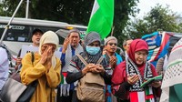Tak hanya menyuarakan solidaritas internasional, para peserta juga menggelar doa bersama sekaligus mengumpulkan donasi untuk korban banjir yang melanda sejumlah wilayah di Sumatera.