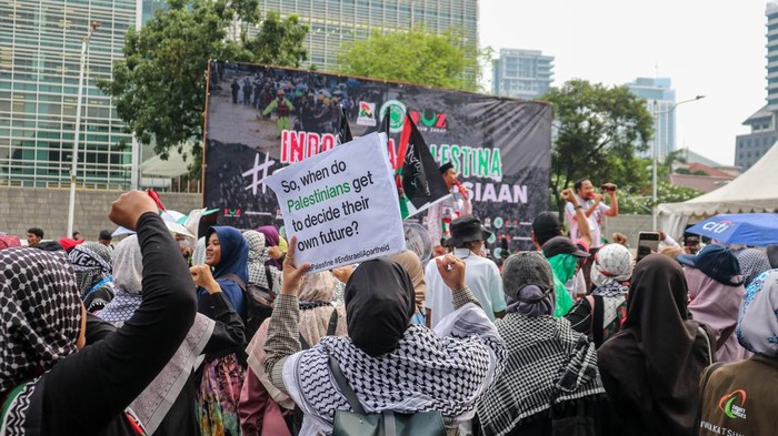 Dukungan untuk Palestina kembali menggema di Jakarta. Ratusan pengunjuk rasa dari berbagai elemen masyarakat memadati kawasan depan Kedutaan Besar Amerika Serikat, Selasa (2/12/2025), dalam aksi solidaritas bertajuk “Satu Kemanusiaan untuk Indonesia–Palestina.”