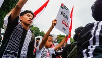 Pengunjuk rasa dari berbagai elemen masyarakat mengikuti aksi solidaritas Satu Kemanusiaan untuk Indonesia-Palestina di depan Kedubes AS, Jakarta, Selasa (2/12/2025).