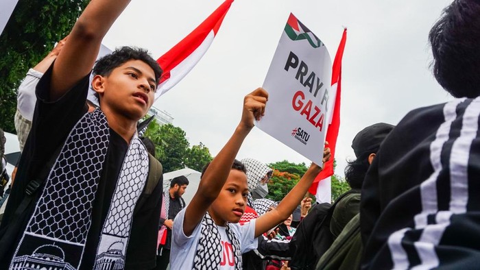 Dukungan untuk Palestina kembali menggema di Jakarta. Ratusan pengunjuk rasa dari berbagai elemen masyarakat memadati kawasan depan Kedutaan Besar Amerika Serikat, Selasa (2/12/2025), dalam aksi solidaritas bertajuk “Satu Kemanusiaan untuk Indonesia–Palestina.”