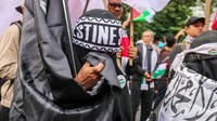 Dengan membawa poster, bendera Palestina, dan atribut kemanusiaan, massa menyerukan penghentian agresi serta menuntut tegaknya hak kemerdekaan Palestina.