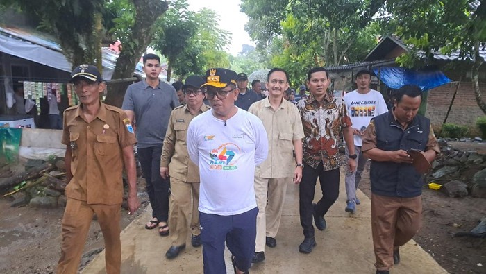 Andra mengecek akses Huntap di Desa Sukarame, Carita, Pandeglang (dok.istimewa)