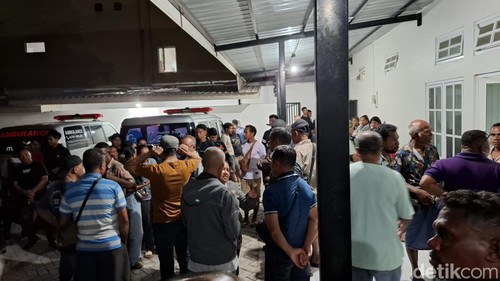 Keluarga dan simpatisan saat memadati ruang jenazah RS Leona, Kota Kupang, NTT, Selasa (2/12/2025).