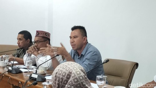 Anggota DPRD Kabupaten Manggarai Barat, Hasanudin, berbicara dalam sebuah rapat kerja dengan pemerintah, Kamis (23/10/2025).