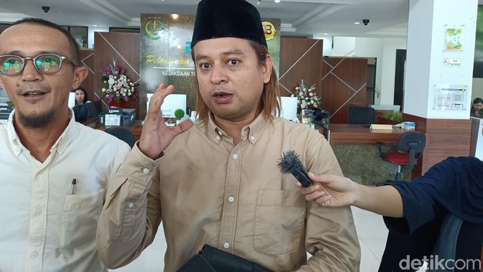 Anggota DPRD NTB Abdul Rahim seusai diperiksa penyidik terkait korupsi gratifikasi uang siluman di Kejati NTB, Selasa (2/12/2025). (Foto: Abdurrasyid Efendi/detikBali)