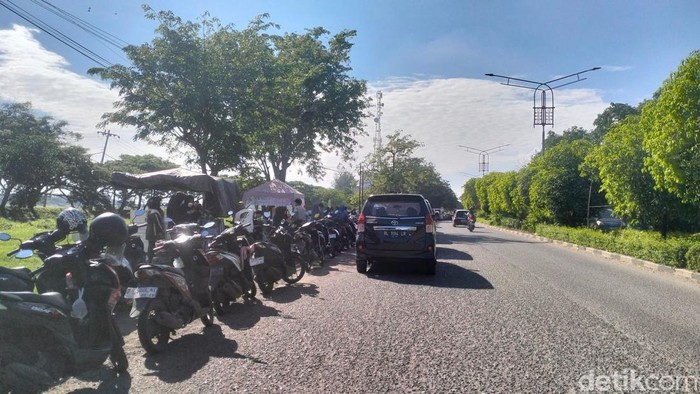 Antrean BBM di SPBU Lamnyong (Foto: Agus Setyadi/detikSumut)