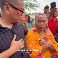 Bersama dengan Zulkifli Hasan, artis sekaligus politisi Uya Kuya ikut menemui dan membagikan donasi kepada masyarakat Sumatera Barat.Foto: Instagram