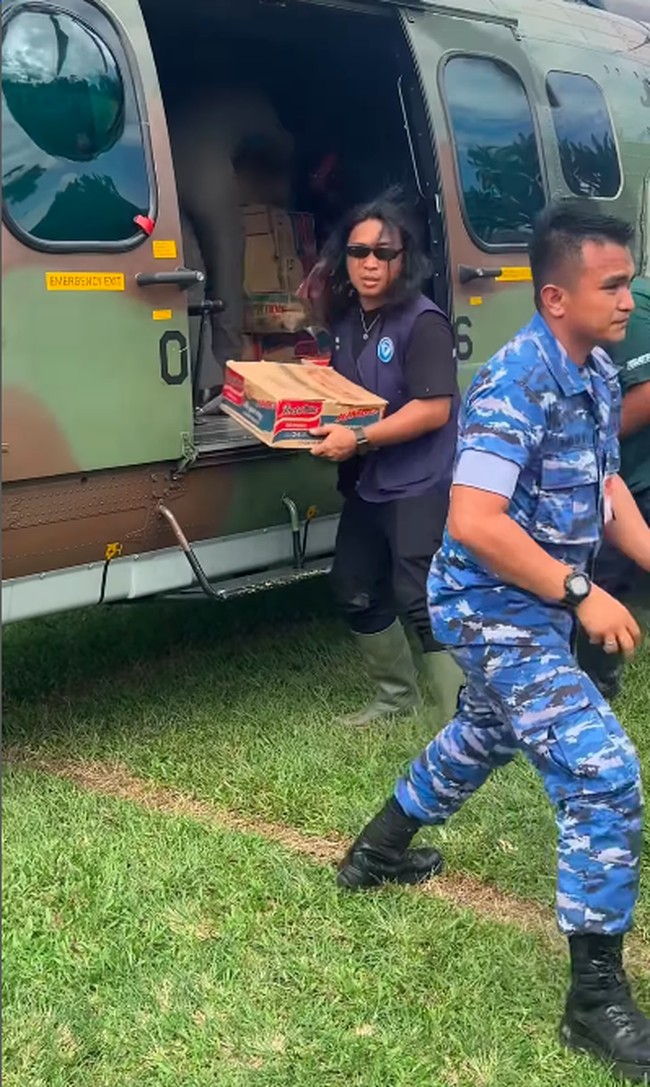 Berasal dari Padang, Praz Teguh bukan hanya ikut prihatin terhadap bencana alam yang melanda daerahnya. Komedian tersebut tak ragu untuk terjun langsung dalam memberikan uluran tangannya. Praz juga menyalurkan bantuan ke daerah Sumatera Utara. Foto: Instagram