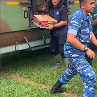 Berasal dari Padang, Praz Teguh bukan hanya ikut prihatin terhadap bencana alam yang melanda daerahnya. Komedian tersebut tak ragu untuk terjun langsung dalam memberikan uluran tangannya. Praz juga menyalurkan bantuan ke daerah Sumatera Utara. Foto: Instagram
