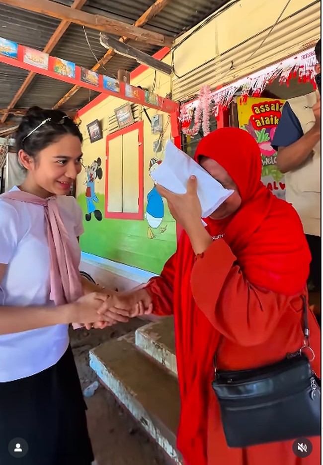 Beberapa waktu lalu Azizah Salsa ikut memberikan bantuan di TK Alwitri kampung Tanjung, Kuranji, yang dilanda banjir dan longsor. Wanita yang dikenal sebagai selebgram ini memberikan berupa uang Rp 50 juta untuk pembangunan kembali TK. Foto: Instagram