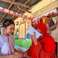 Beberapa waktu lalu Azizah Salsa ikut memberikan bantuan di TK Alwitri kampung Tanjung, Kuranji, yang dilanda banjir dan longsor. Wanita yang dikenal sebagai selebgram ini memberikan berupa uang Rp 50 juta untuk pembangunan kembali TK. Foto: Instagram