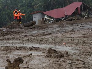 Video Kisah Ibu Peluk Anak dalam Lumpur Saat Banjir Bandang Terjang Sumbar