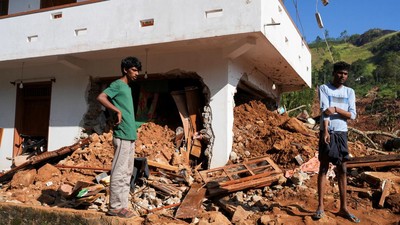 Longsor Terjang Kandy Usai Siklon Ditwah, Rumah Warga Luluh Lantak