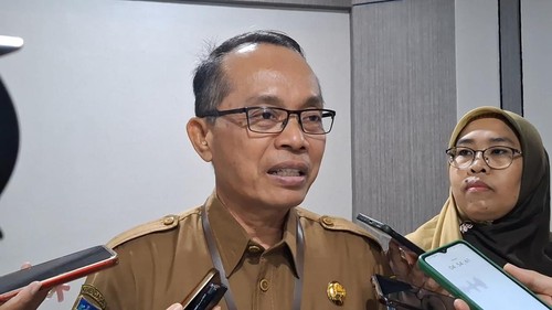 Asisten I Setda Mataram, Lalu Martawang, saat diwawancarai di Kantor Wali Kota Mataram, Selasa (2/12/2025). (Foto: Nathea Citra/detikBali)