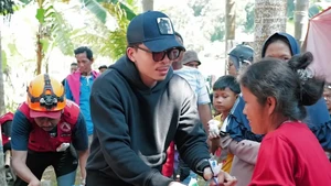 Atta Halilintar terbang subuh-subuh ke Sumatera Barat, membagikan logistik sambil melihat sendiri air mata dan harapan warga yang masih bertahan. Foto: Instagtam Atta Halilintar
