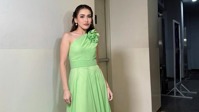 Kegiatan Akhir Tahun Positif Ayu Ting Ting
