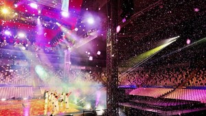 Confetti berterbangan meriah sementara 14.000 kursi kosong menyaksikan Ayumi Hamasaki dan para penarinya memberi penghormatan bak konser penuh penonton. Foto: Instagram Ayumi Hamasaki