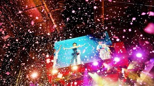 Dari layar LED hingga panggung, Ayumi tetap all-out seolah venue penuh, membuktikan profesionalisme bintang yang nggak goyah meski konser dibatalkan. Foto: Instagram Ayumi Hamasaki