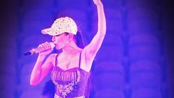 Potret Ayumi Hamasaki Konser di Depan Ribuan Kursi Kosong Imbas Jepang-China Memanas