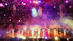 Barisan terakhir seluruh kru dan performer berdiri rapih memberi salam penutup, menciptakan potret konser paling sunyi tapi paling berkesan di 2025. Foto: Instagram Ayumi Hamasaki