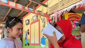 Azizah Salsha bersama keluarga memberikan bantuan dana untuk perbaikan sekolah yang rusak di Padang agar anak-anak bisa kembali belajar dengan layak. Foto: Instagram Azizah Salsha