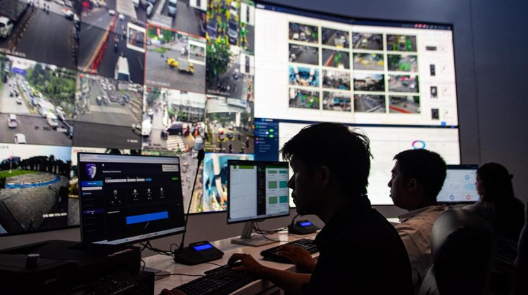 Personel kepolisian menunjuk kondisi lalu lintas melalui layar di pelayanan Smart Road Safety Policing di Polrestabes Bandung, Jawa Barat, Selasa (2/12/2025).  Korps Lalu Lintas (Korlantas) Polri menghadirkan program Smart Road Safety Policing di Polrestabes Bandung dengan memasang 200 kamera pengawas atau CCTV sebagai sistem manajemen lalu lintas berbasis kecerdasan buatan (artificial intelligence/AI) untuk melakukan penanganan kepadatan lalu lintas, serta telah terintegrasi layanan darurat 110 sebagai inovasi transformasi digital pelayanan publik Polri. ANTARA FOTO/Novrian Arbi