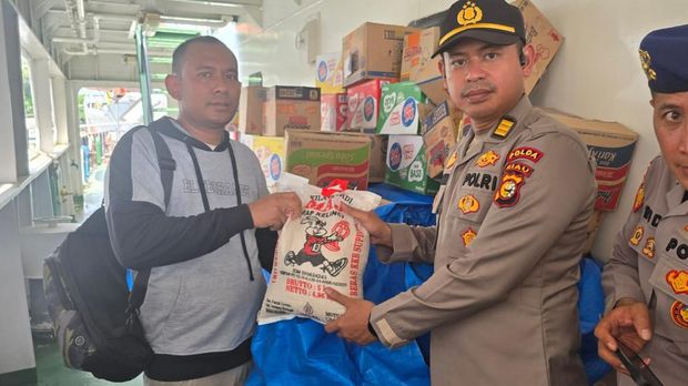 Bantuan logistik dari Polda Riau merapat ke Aceh melalui jalur laut. Bantuan logistik dari Polda Riau merapat ke Aceh melalui jalur laut, Selasa (2/12/2025).