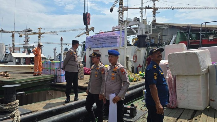 Bantuan logistik dari Polda Riau merapat ke Aceh melalui jalur laut, Selasa (2/12/2025).