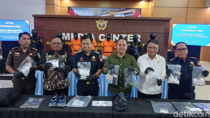 -Bea Cukai Batam menangkap 4 kurir penyeludupan 1,7 kilogram sabu.(Alamudin Hamapu/detikSumut)