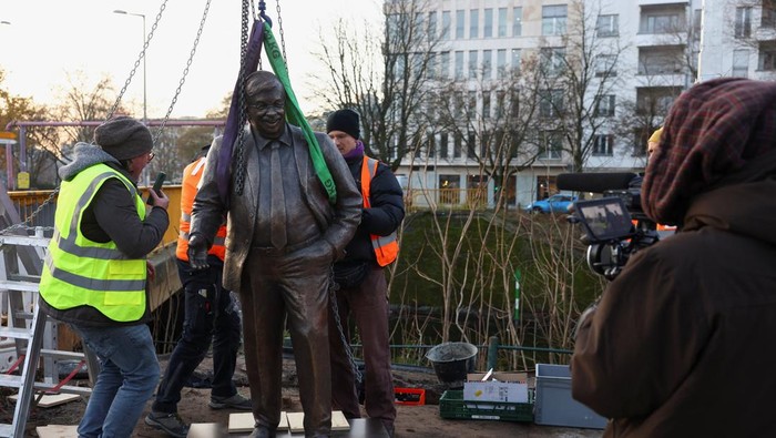 Kota Berlin dibuat heboh pada Selasa (2/12/2025) ketika kelompok aktivis Center for Political Beauty memasang sebuah patung perunggu menyerupai mendiang Walter Lübcke, Presiden Distrik Kassel dari Partai Uni Demokratik Kristen (CDU) yang dibunuh oleh ekstremis sayap kanan pada 2019. Patung tersebut berdiri tepat di depan kantor pusat CDU, Konrad-Adenauer-Haus, sebagai bentuk kritik politik yang tajam. REUTERS/Christian Mang