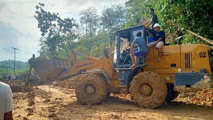 Akses Jalan Medan-Aceh Tamiang Mulai Terbuka, Bantuan Disalurkan
