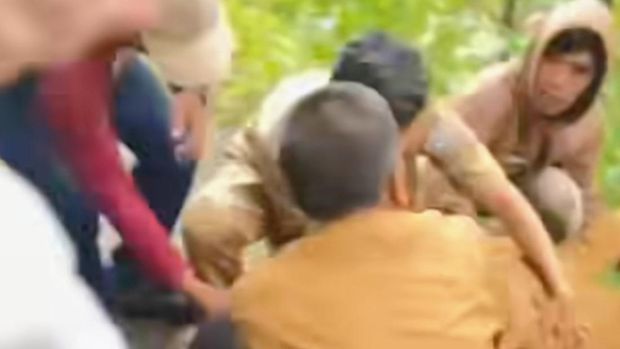 Bupati Situbondo Yusuf Rio Wahyu Prayogo menjalani perawatan medis usai lompat dari motor trail yang nyaris masuk jurang. Bupati Situbondo Yusuf Rio Wahyu Prayogo menjalani perawatan medis usai lompat dari motor trail yang nyaris masuk jurang.