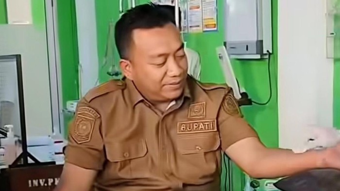 Bupati Situbondo Yusuf Rio Wahyu Prayogo menjalani perawatan medis usai lompat dari motor trail yang nyaris masuk jurang.