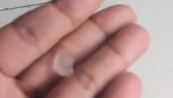 Butiran es yang turun saat hujan mengguyur di Gunung Putri, Bogor (dok. Istimewa)