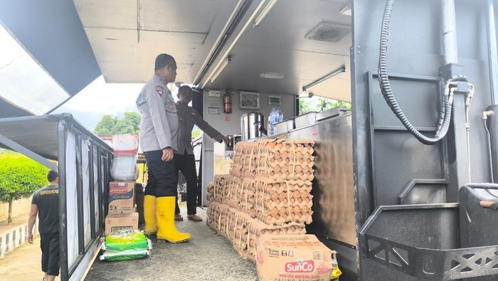 Dapur lapangan Polda Riau menyiapkan makanan siap saji untuk korban banjir di Kabupaten Agam, Sumbar