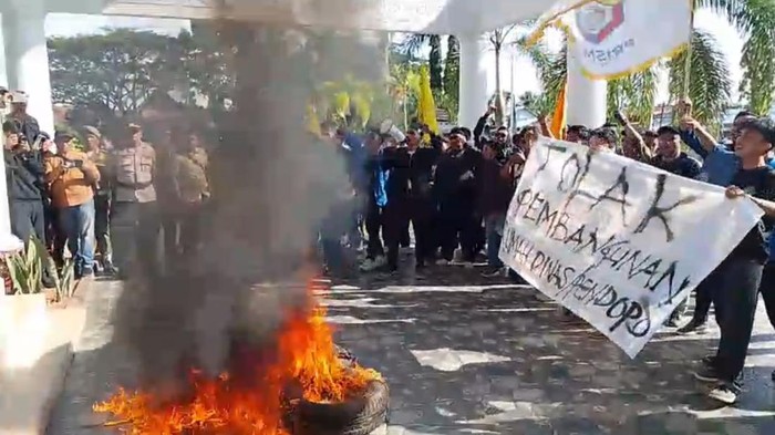 Demo penolakan pembangunan pendopo Bupati Mempawah sempat ricuh.
