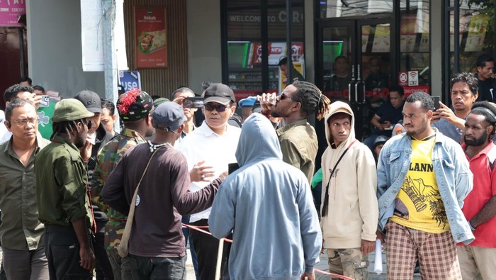 Dirintelkam Polda Sulsel Kombes Hajat Mabrur saat menemui massa Papua yang sedang aksi 1 Desember.  Dokumen Istimewa