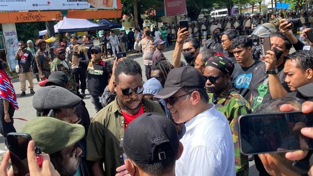 Dirintelkam Polda Sulsel Kombes Hajat Mabrur saat menemui massa Papua yang sedang aksi 1 Desember.  Dokumen Istimewa