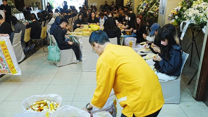 People pay their respects at Kowloon Funeral Parlour to victims of the deadly fire on Wednesday at the Wang Fuk Court housing complex in Tai Po, in Hong Kong, China, December 2, 2025. REUTERS/Lam Yik